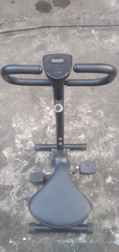 Bicicleta ergométrica vertical da marca Gallant, modelo Trainer.