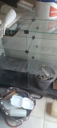 Vitrine de vidro com base de madeira