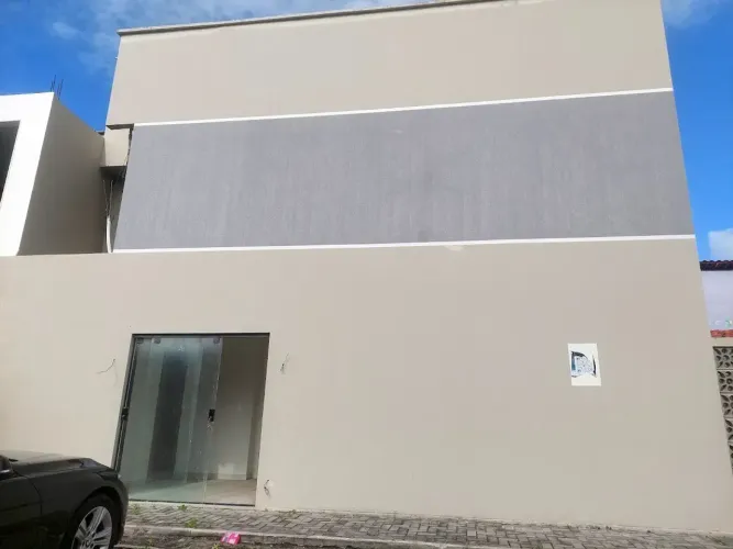 Loja com vitrine, centro de porto, perto da rotatória, com 2 quartos, 75m², 1 garagem,