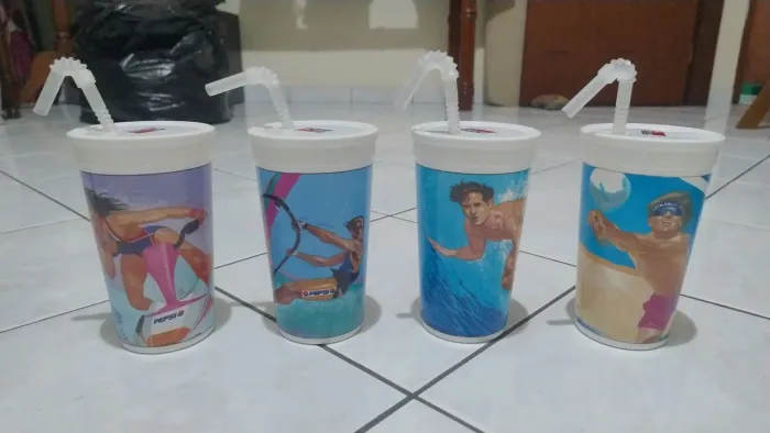 Coleção 04 Copos *Pepsi* com tampa e canudo