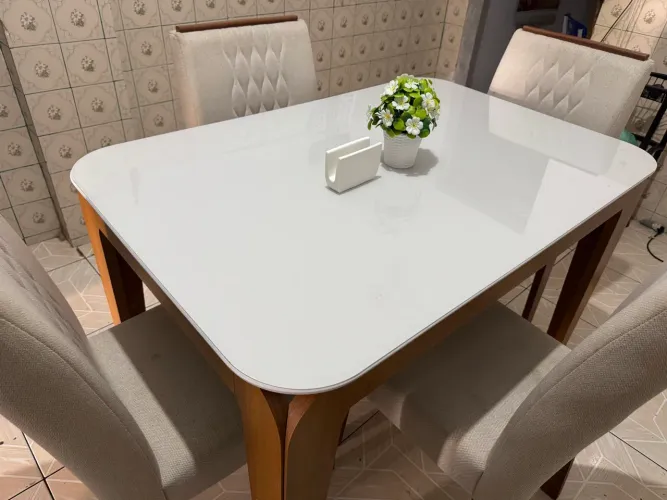 Vendo essa linda mesa com cadeiras confortáveis e modernas.