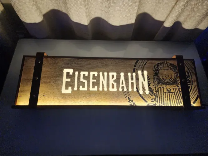 Luminoso Eisenbahn em madeira e metal, com led e gravado a laser com fonte bivolt. 