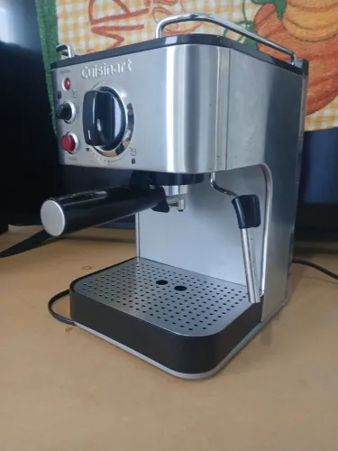 Máquina de Café Expresso Cuisinart EM-100 (15 Bar) - Semi-nova