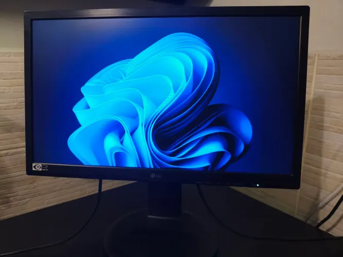 Monitor LG 22" IPS Full HD - 3 entradas de vídeo e diversos ângulos - Excelente estado