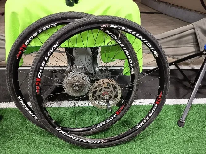 Rodas Aro 29 completas, com cassete de 10v shimnano, penu kenda e 700/28 e discos de freio