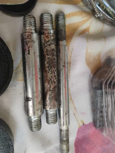 Parafusos e roldanas e 2 rodinhas 