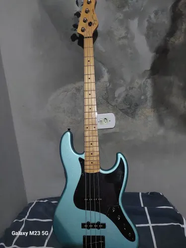 Baixo Tagima TW-73 modelo clássico tipo "Jazz Bass" de 4 cordas
