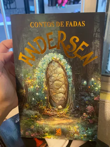 Com livro contos de fadas Perrault e Andersen 