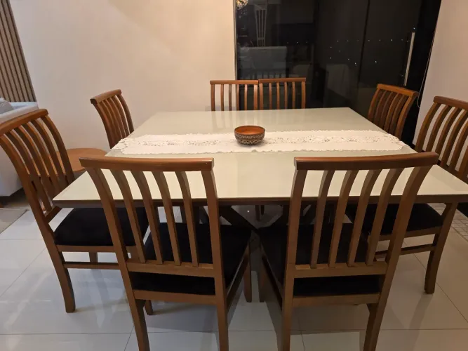 Mesa com 8 cadeiras 