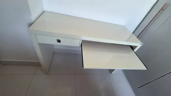 Escrivaninha branca dalla costa com gaveta e espaço pra teclado