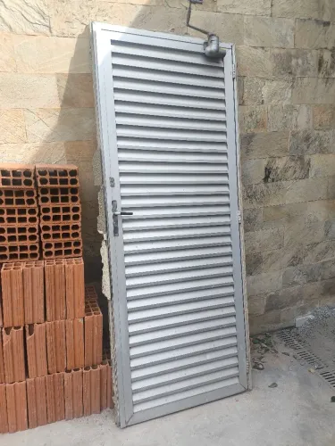 Porta alumínio Veneziana