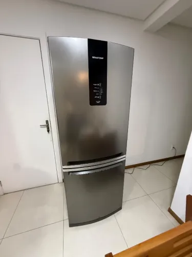 Vendo Geladeira Brastemp 447 litros bem nova.