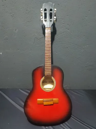 Cavaquinho acústico modelo clássico para reformar.