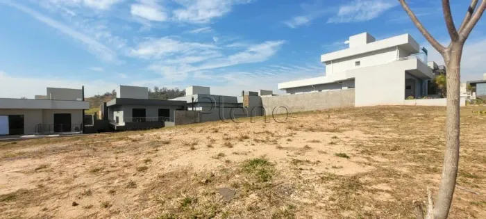 Terreno à Venda no Condomínio Mont Alcino em Valinhos, no bairro Roncáglia.