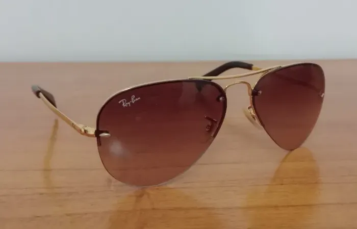 Óculos de sol Ray-Ban feminino.