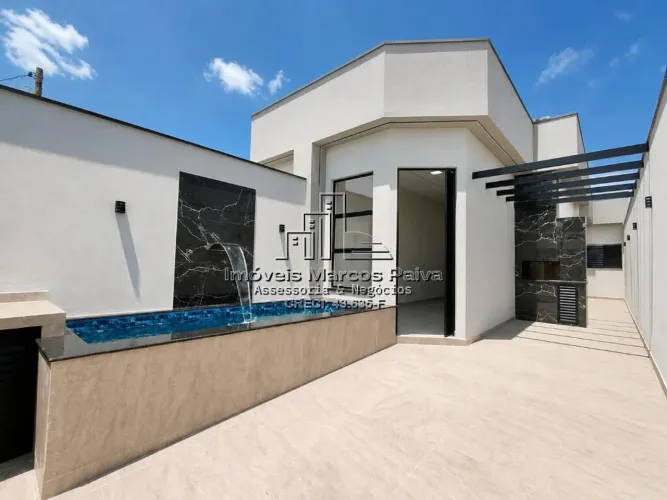 Casa nova com piscina, em Mongaguá, confira!