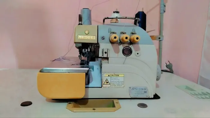 Máquina de costura Overlock industrial Singer