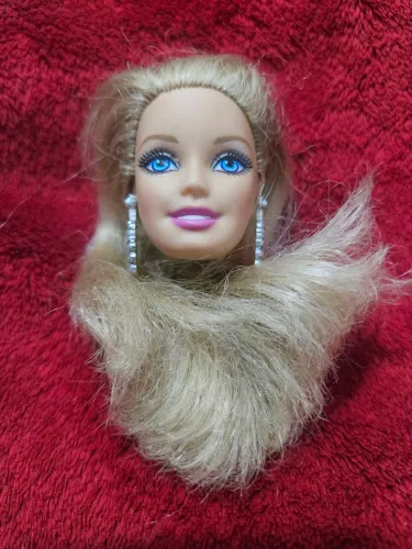 Cabeça de boneca barbie