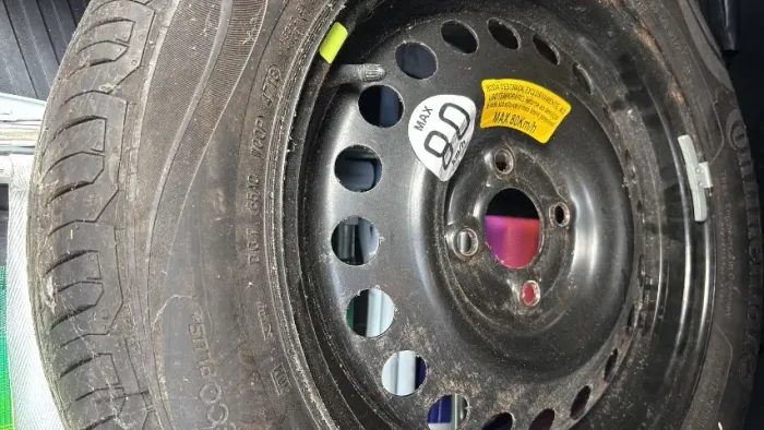 Vendo pneu pneu 205/60 R, Continetal com Aro 16.