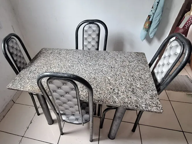 Mesa com 4 cadeiras