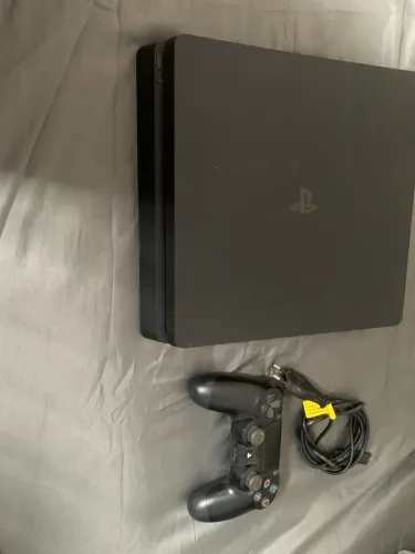 Vendo ou troco PS4 + 02 controles (game e 01 controle com defeito)