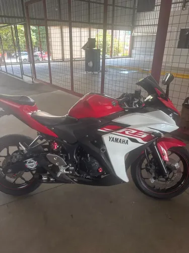 Yamaha R3 ano 2016 sem detalhes e com assesorios esportivos