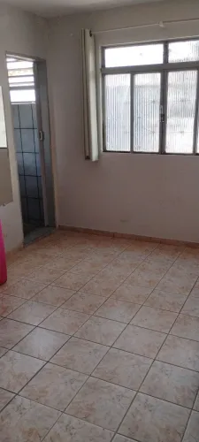 Alugo pequena suite para estudantes