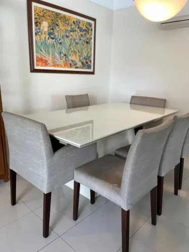 Vende-se mesa com tampão de vidro