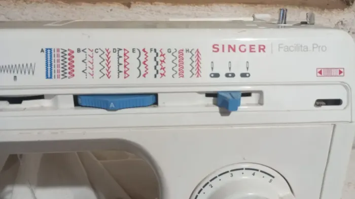 Vende-se máquina Singer facilita.pro ótimo estado de uso bem conservado