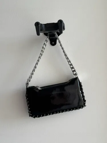 Bolsa Preta de Verniz com Alça de Corrente Prateada