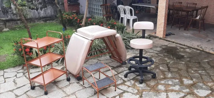 Kit Estética Profissional (Forro Cristal) - Maca Regulável, Mocho, Carrinho e Escadinha.
