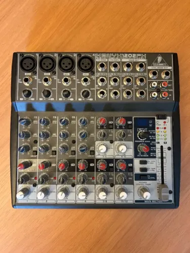 Mesa de som Behringer 12 canais Xenyx 1202fx