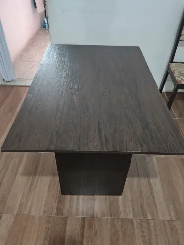 Mesa de madeira com 2 cadeiras