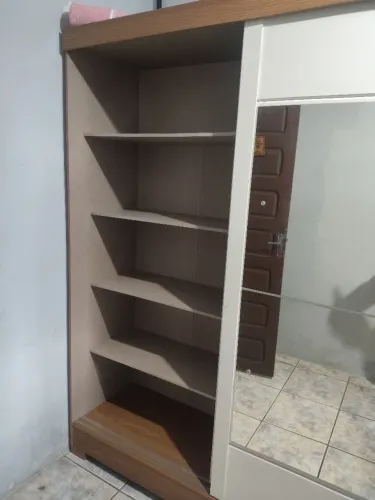 Guarda roupa solteiro, porta de correr com espelho