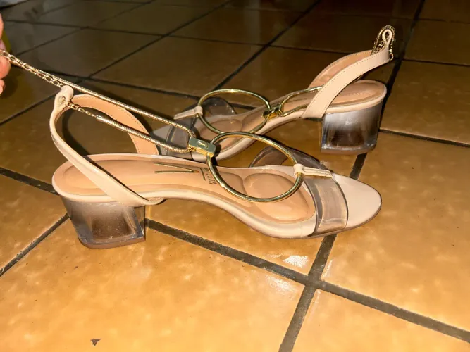 Sandália salto bege com dourado |vizzano|