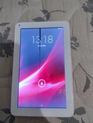 Vendo Tablet Multilaser com uma mancha na tela