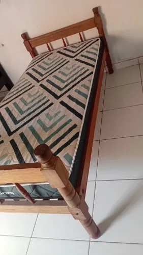Cama em madeira e colchao ortobom espuma ( solteiro )