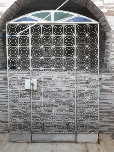 Porta Grande de Ferro Resistente COM VIDROS (ACEITO CARTÃO)