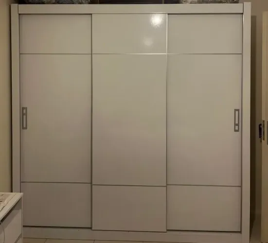 Guarda-roupa portas de correr + duas mesinhas de cabeceira