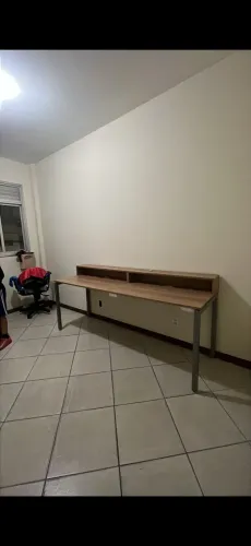 MESA PARA ESCRITÓRIO / HOME OFFICE COM PASSA-FIOS