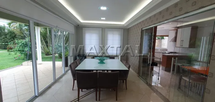 Casa de alto padrão 573m², 5 suítes, sala, TV, lareira, área gourmet e piscina aquecida co
