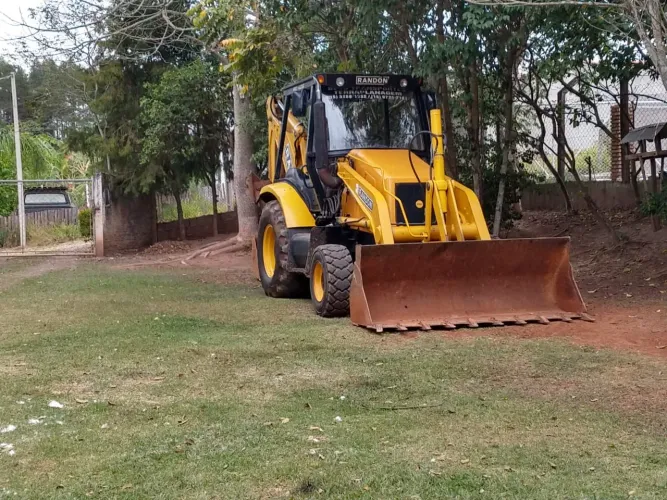 Retroescavadeira Randon