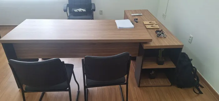 Mesa em L de escritório + balcão duas portas