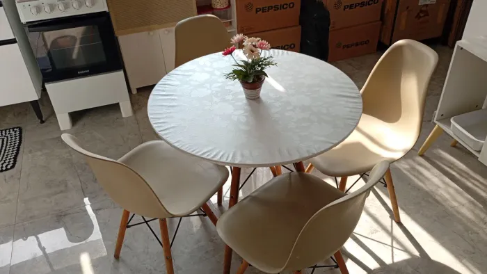Conjunto mesa e cadeiras Eiffel - mesa redonda de madeira com 4 cadeiras