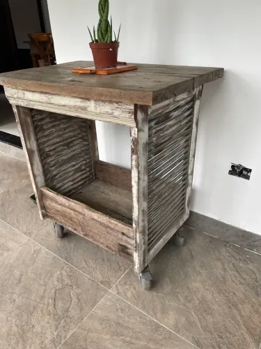 Carrinho aparador bar em madeira de demolição 