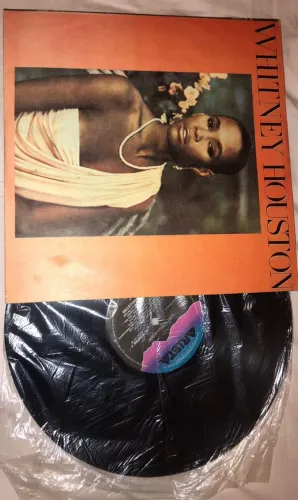 Disco de vinil é o álbum de estreia autointitulado de Whitney Houston
