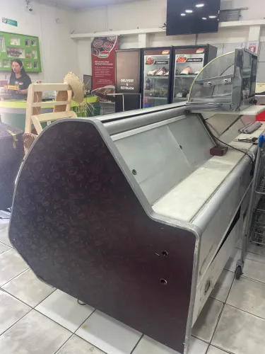 Vende se balcão frigorífico pra carne de 5 metros