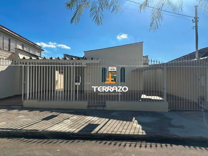 Casa térrea com 3 quartos, amplo quintal e garagem para 3 carros no Jardim Europa em Volta