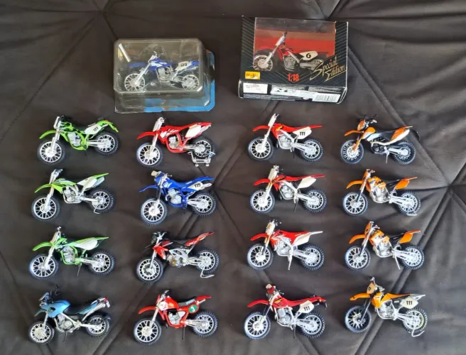 Miniatura de Moto 1:18 Diversas Cross