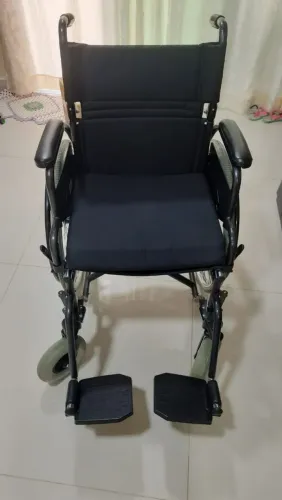 Cadeira de rodas praticamente nova